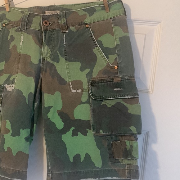Ladies size 9 juniors Camouflage shorts just above the knee length - Picture 3 of 11